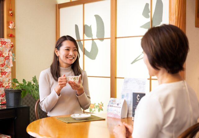 アロマで美ボディの施術前にウェルカムティーで談笑している様子